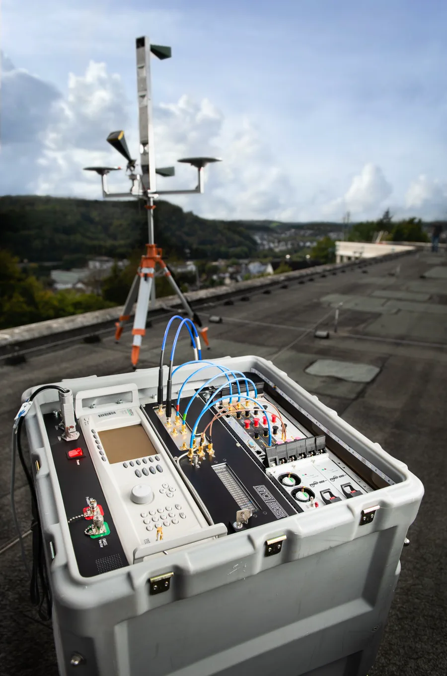 Hitchhiker II passive radar equipment on a rooftop with an antenna array behind it.