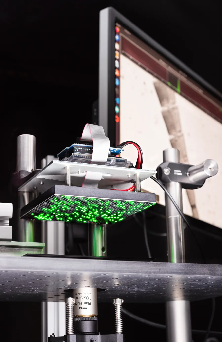 Fourier ptychographic microscopy equipment with a green LED array positioned above a sample.